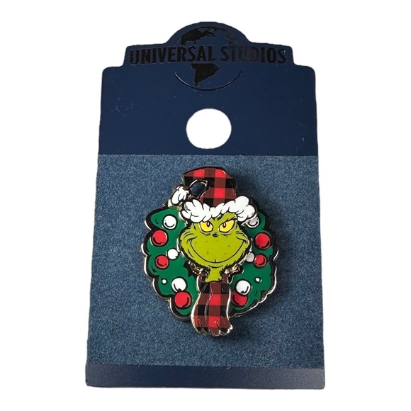 Universal Studios Dr. Seuss The Grinch in Wreath Pin - Picture 1 of 1